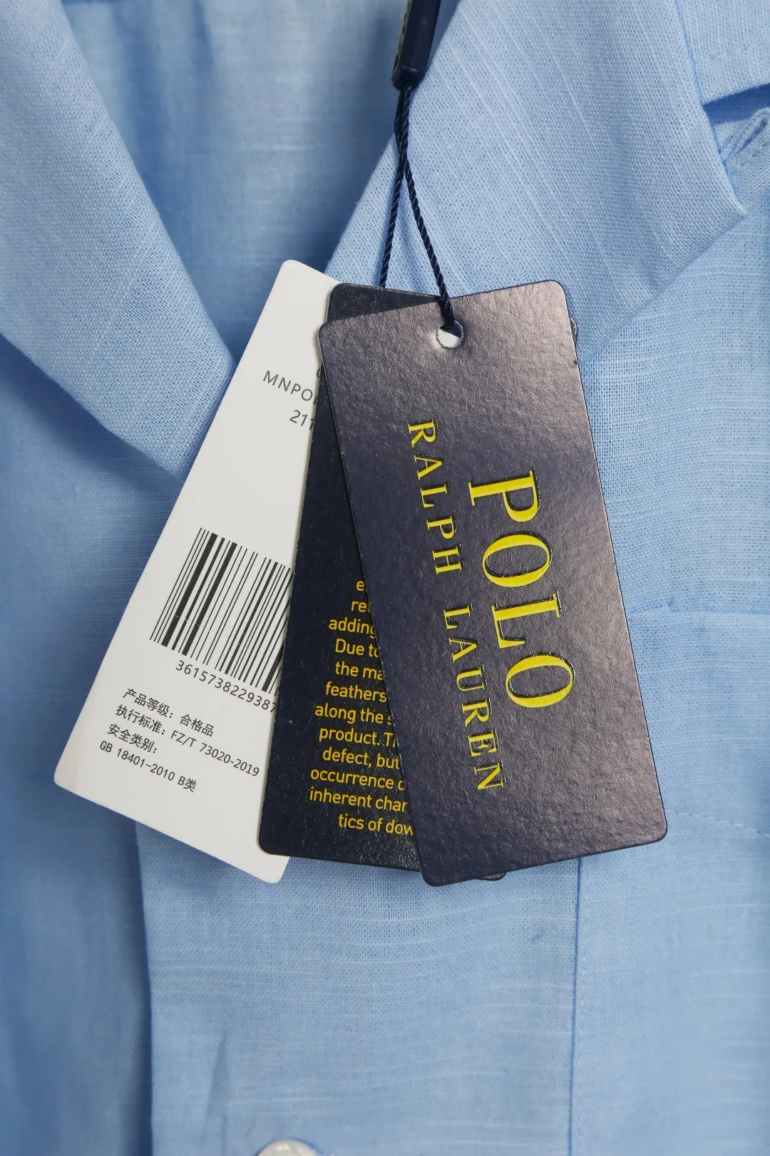 P230 Actual photo [High-end quality] Style number: 25055# Color: Navy blue/off-white/ice blue/light pink/chicken yellow/khaki Size: S to XL - Ralph Lauren/Ralph Lauren 25SS Summer popular high-quality old money style Cuban collar pocket style short-sleeved linen couple shirt - ingeniously restored 95% cotton blended bamboo linen, pre-washed, tight and soft texture ✅ - 100% restored workmanship Complete professional shirt with embedded clips in bifurcated sleeves, top button earrings ✅ - Custom dyed original pearlescent white buttons with different sizes ✅ - Special shaped chiffon foil inside the collar door tube, which is not easy to deform and pull ✅ - Ralph Lauren/linen pocket style short-sleeved shirt. It is different from the classic style and has a niche style. It perfectly combines comfort and high-end. An indispensable piece in summer. It is both cool and textured. It is the king of ins style with every snap. It can be used for commuting and vacationing. There’s no pressure to switch between different styles, and the classics never go out of style.